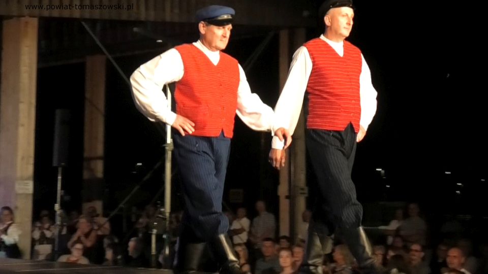 Na zdjęciu: zdjęcie z Folk Fashion Show 2021 w Lubochni – pokazu mody ludowej, który odbył się 17 lipca 2021 roku w Lubochni