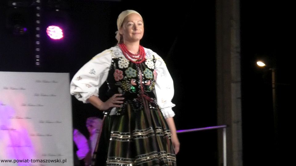Na zdjęciu: zdjęcie z Folk Fashion Show 2021 w Lubochni – pokazu mody ludowej, który odbył się 17 lipca 2021 roku w Lubochni