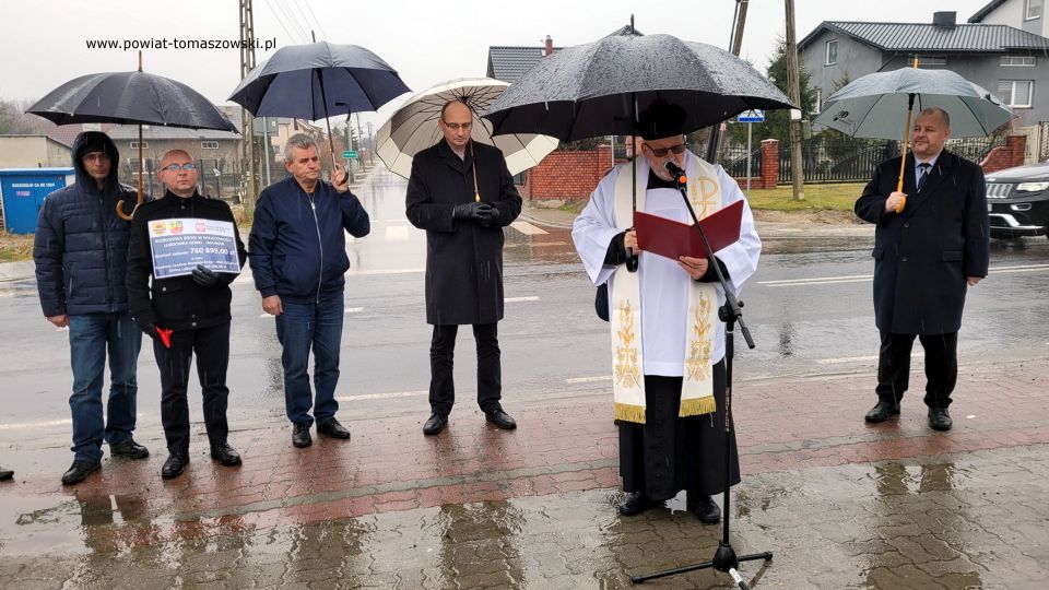 Na zdjęciu: uczestnicy uroczystości, podczas której odbyło się symboliczne oddanie do użytku wyremontowanej drogi powiatowej nr 4311E Jakubów – Lubochnia, która odbyła się w piątek, 11 lutego 2022 roku
