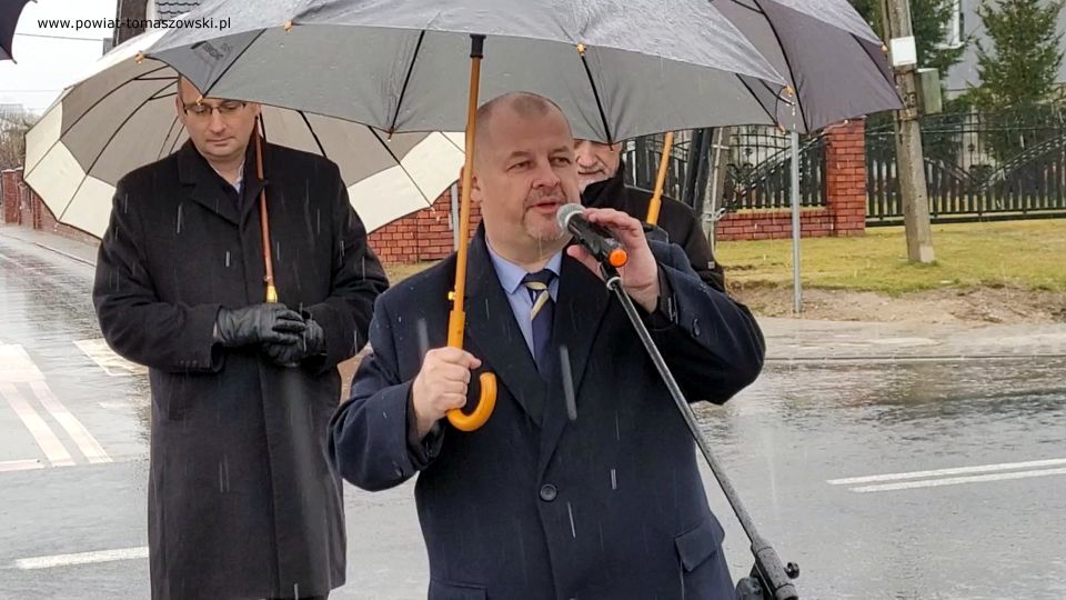 Na zdjęciu: uczestnicy uroczystości, podczas której odbyło się symboliczne oddanie do użytku wyremontowanej drogi powiatowej nr 4311E Jakubów – Lubochnia, która odbyła się w piątek, 11 lutego 2022 roku