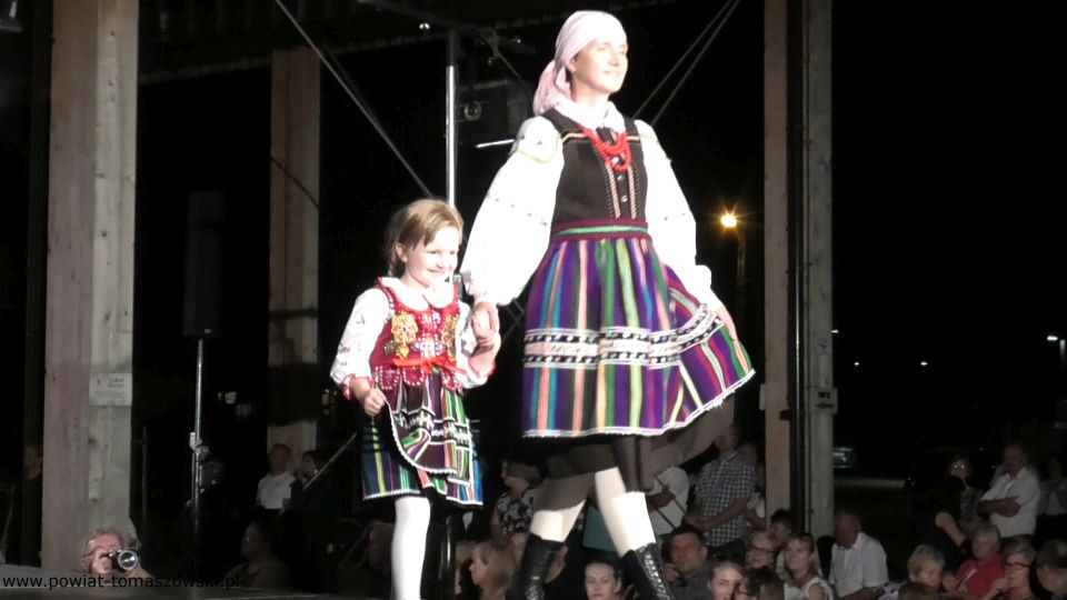 Na zdjęciu: zdjęcie z Folk Fashion Show 2021 w Lubochni – pokazu mody ludowej, który odbył się 17 lipca 2021 roku w Lubochni