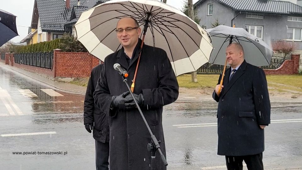 Na zdjęciu: uczestnicy uroczystości, podczas której odbyło się symboliczne oddanie do użytku wyremontowanej drogi powiatowej nr 4311E Jakubów – Lubochnia, która odbyła się w piątek, 11 lutego 2022 roku