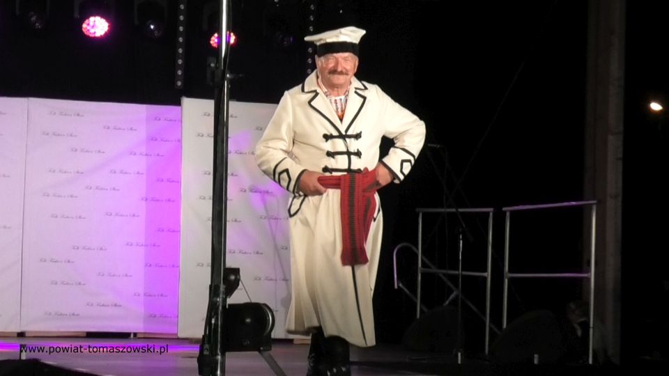 Na zdjęciu: zdjęcie z Folk Fashion Show 2021 w Lubochni – pokazu mody ludowej, który odbył się 17 lipca 2021 roku w Lubochni