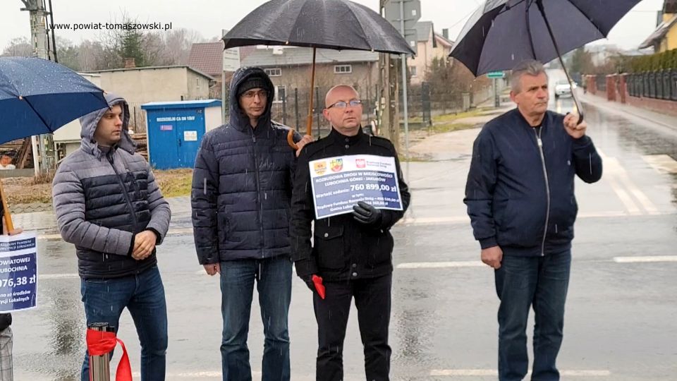 Na zdjęciu: uczestnicy uroczystości, podczas której odbyło się symboliczne oddanie do użytku wyremontowanej drogi powiatowej nr 4311E Jakubów – Lubochnia, która odbyła się w piątek, 11 lutego 2022 roku