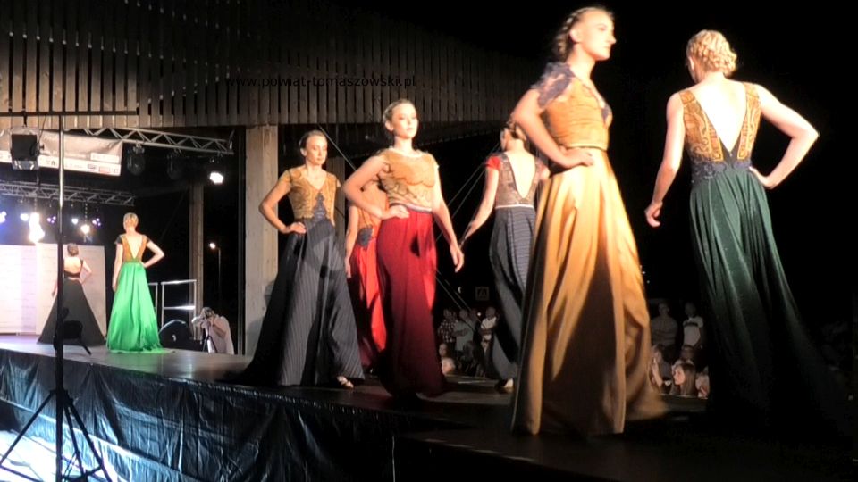 Na zdjęciu: zdjęcie z Folk Fashion Show 2021 w Lubochni – pokazu mody ludowej, który odbył się 17 lipca 2021 roku w Lubochni