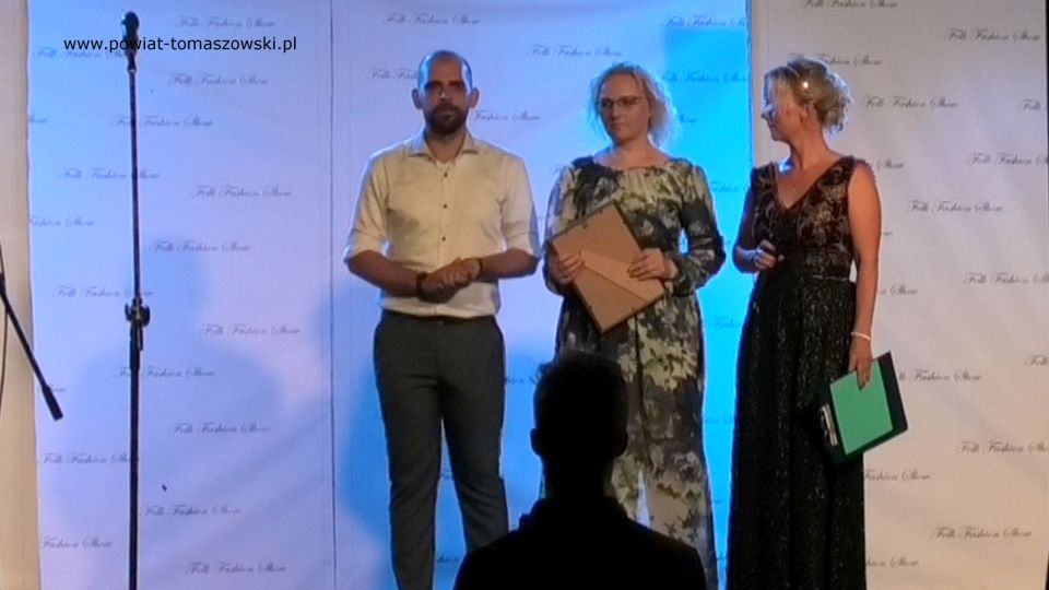 Na zdjęciu: zdjęcie z Folk Fashion Show 2021 w Lubochni – pokazu mody ludowej, który odbył się 17 lipca 2021 roku w Lubochni