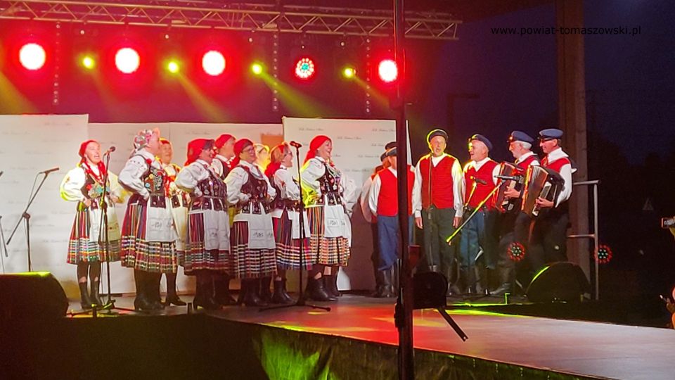 Na zdjęciu: zdjęcie z Folk Fashion Show 2021 w Lubochni – pokazu mody ludowej, który odbył się 17 lipca 2021 roku w Lubochni