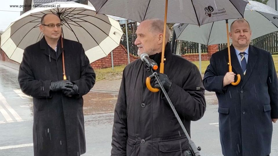 Na zdjęciu: uczestnicy uroczystości, podczas której odbyło się symboliczne oddanie do użytku wyremontowanej drogi powiatowej nr 4311E Jakubów – Lubochnia, która odbyła się w piątek, 11 lutego 2022 roku