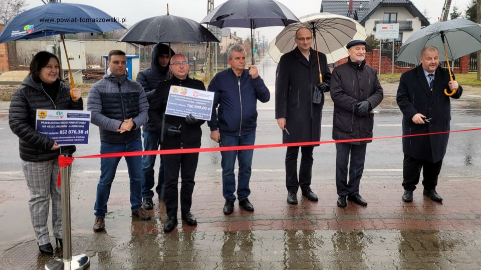Na zdjęciu: uczestnicy uroczystości, podczas której odbyło się symboliczne oddanie do użytku wyremontowanej drogi powiatowej nr 4311E Jakubów – Lubochnia, która odbyła się w piątek, 11 lutego 2022 roku
