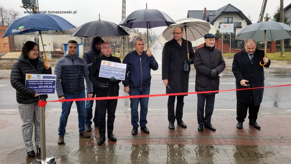 Na zdjęciu: uczestnicy uroczystości, podczas której odbyło się symboliczne oddanie do użytku wyremontowanej drogi powiatowej nr 4311E Jakubów – Lubochnia, która odbyła się w piątek, 11 lutego 2022 roku