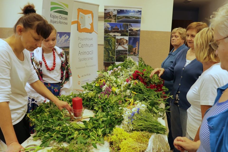 zdjęcie z Biesiady Świętojańskiej, która odbyła się 23 czerwca 2021 roku, zorganizowana przez Powiatowe Centrum Animacji Społecznej w  Tomaszowie Mazowieckim
