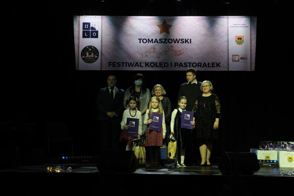 Na zdjęciu: uczestnicy sekcji wokalnej i gitarowej, działających w Powiatowym Centrum Animacji Społecznej, podczas XI Festiwalu Kolęd i Pastorałek, którego koncert laureatów odbył się w PCAS-ie w niedzielę, 16 stycznia 2022 roku