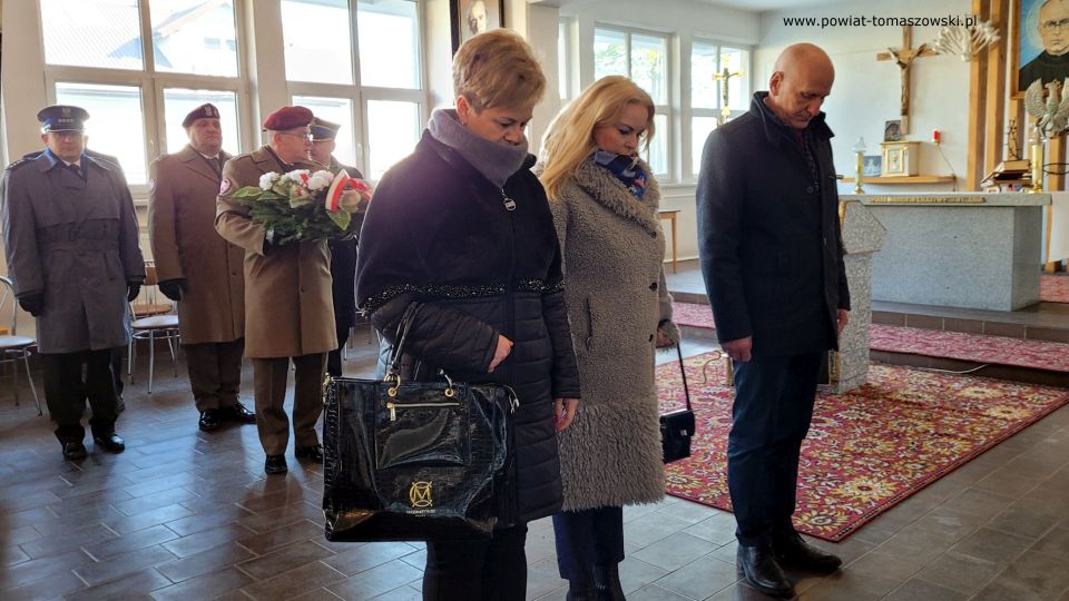 Na zdjęciu: uczestnicy uroczystości obchodów Narodowego Dnia Pamięci Żołnierzy Wyklętych, obchodzonych 1 marca 2022 roku w Tomaszowie Mazowieckim Na zdjęciu: uczestnicy uroczystości obchodów Narodowego Dnia Pamięci Żołnierzy Wyklętych, obchodzonych 1 marca 2022 roku w Tomaszowie Mazowieckim