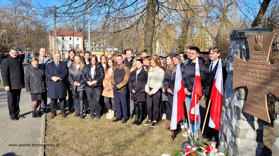 Na zdjęciu: uczestnicy uroczystości obchodów Narodowego Dnia Pamięci Żołnierzy Wyklętych, obchodzonych 1 marca 2022 roku w Tomaszowie Mazowieckim Na zdjęciu: uczestnicy uroczystości obchodów Narodowego Dnia Pamięci Żołnierzy Wyklętych, obchodzonych 1 marca 2022 roku w Tomaszowie Mazowieckim