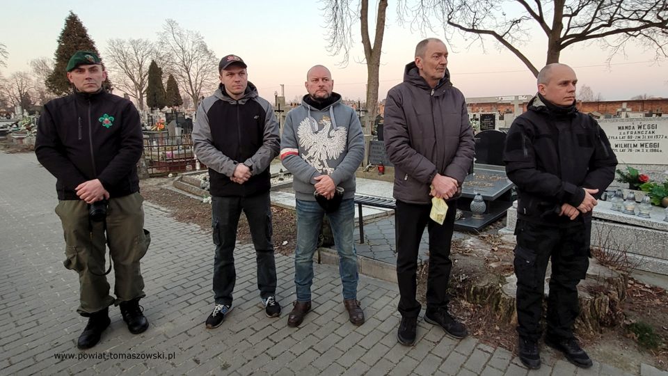 Na zdjęciu: uczestnicy uroczystości obchodów Narodowego Dnia Pamięci Żołnierzy Wyklętych, obchodzonych 1 marca 2022 roku w Tomaszowie Mazowieckim Na zdjęciu: uczestnicy uroczystości obchodów Narodowego Dnia Pamięci Żołnierzy Wyklętych, obchodzonych 1 marca 2022 roku w Tomaszowie Mazowieckim