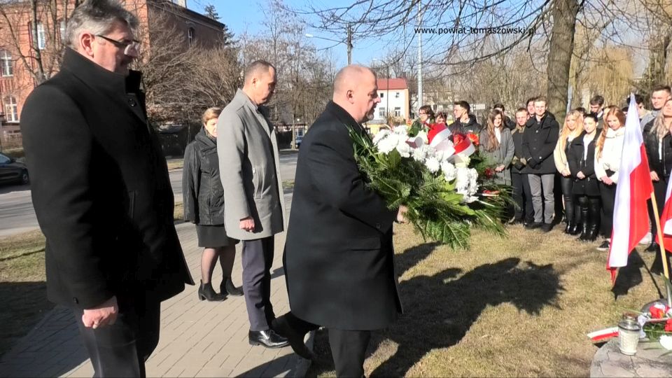 Na zdjęciu: uczestnicy uroczystości obchodów Narodowego Dnia Pamięci Żołnierzy Wyklętych, obchodzonych 1 marca 2022 roku w Tomaszowie Mazowieckim Na zdjęciu: uczestnicy uroczystości obchodów Narodowego Dnia Pamięci Żołnierzy Wyklętych, obchodzonych 1 marca 2022 roku w Tomaszowie Mazowieckim