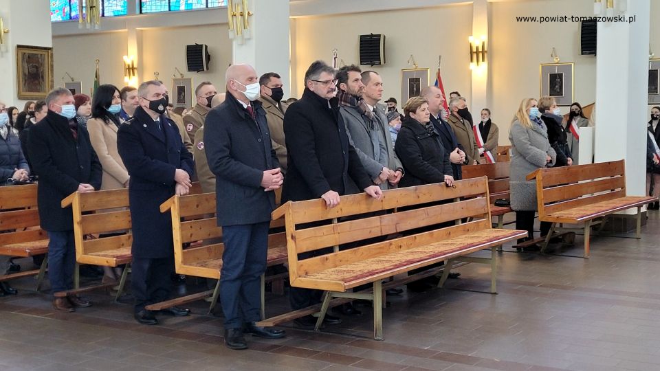 Na zdjęciu: uczestnicy uroczystości obchodów Narodowego Dnia Pamięci Żołnierzy Wyklętych, obchodzonych 1 marca 2022 roku w Tomaszowie Mazowieckim Na zdjęciu: uczestnicy uroczystości obchodów Narodowego Dnia Pamięci Żołnierzy Wyklętych, obchodzonych 1 marca 2022 roku w Tomaszowie Mazowieckim