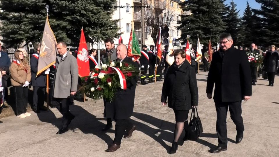 Na zdjęciu: uczestnicy uroczystości obchodów Narodowego Dnia Pamięci Żołnierzy Wyklętych, obchodzonych 1 marca 2022 roku w Tomaszowie Mazowieckim Na zdjęciu: uczestnicy uroczystości obchodów Narodowego Dnia Pamięci Żołnierzy Wyklętych, obchodzonych 1 marca 2022 roku w Tomaszowie Mazowieckim