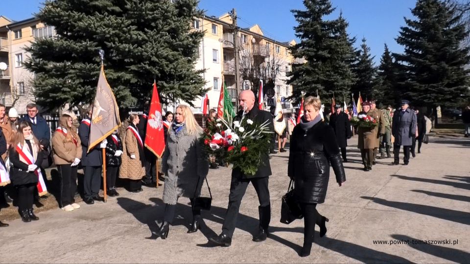 Na zdjęciu: uczestnicy uroczystości obchodów Narodowego Dnia Pamięci Żołnierzy Wyklętych, obchodzonych 1 marca 2022 roku w Tomaszowie Mazowieckim Na zdjęciu: uczestnicy uroczystości obchodów Narodowego Dnia Pamięci Żołnierzy Wyklętych, obchodzonych 1 marca 2022 roku w Tomaszowie Mazowieckim