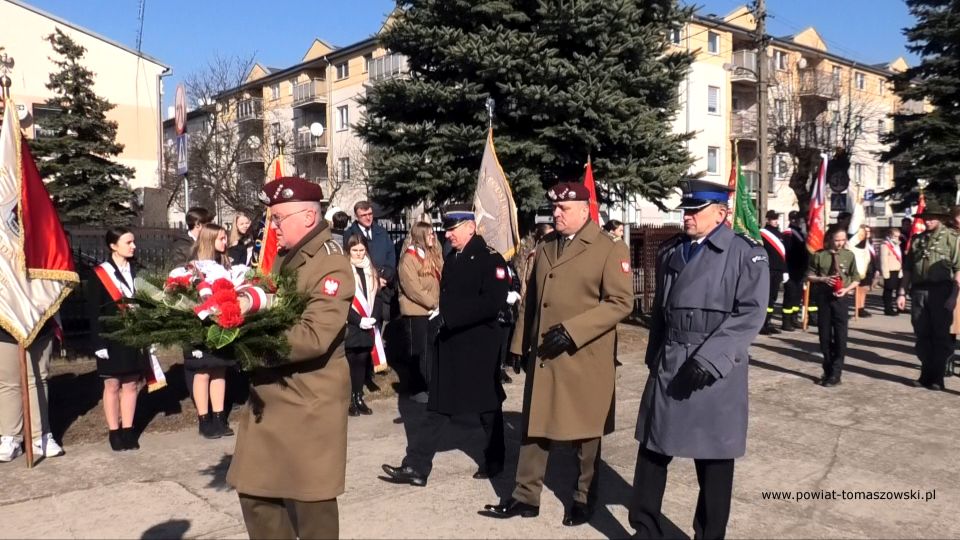 Na zdjęciu: uczestnicy uroczystości obchodów Narodowego Dnia Pamięci Żołnierzy Wyklętych, obchodzonych 1 marca 2022 roku w Tomaszowie Mazowieckim Na zdjęciu: uczestnicy uroczystości obchodów Narodowego Dnia Pamięci Żołnierzy Wyklętych, obchodzonych 1 marca 2022 roku w Tomaszowie Mazowieckim