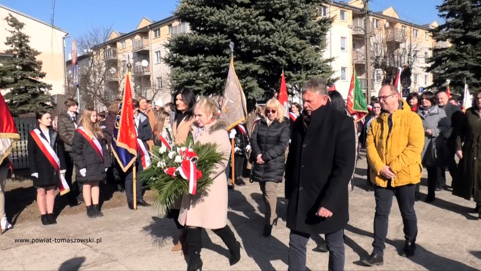 Na zdjęciu: uczestnicy uroczystości obchodów Narodowego Dnia Pamięci Żołnierzy Wyklętych, obchodzonych 1 marca 2022 roku w Tomaszowie Mazowieckim Na zdjęciu: uczestnicy uroczystości obchodów Narodowego Dnia Pamięci Żołnierzy Wyklętych, obchodzonych 1 marca 2022 roku w Tomaszowie Mazowieckim