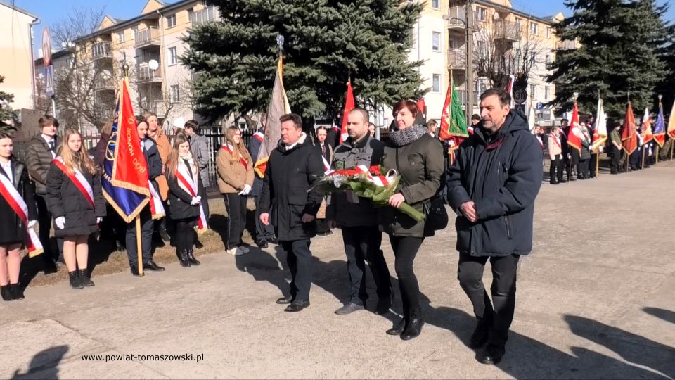Na zdjęciu: uczestnicy uroczystości obchodów Narodowego Dnia Pamięci Żołnierzy Wyklętych, obchodzonych 1 marca 2022 roku w Tomaszowie Mazowieckim Na zdjęciu: uczestnicy uroczystości obchodów Narodowego Dnia Pamięci Żołnierzy Wyklętych, obchodzonych 1 marca 2022 roku w Tomaszowie Mazowieckim