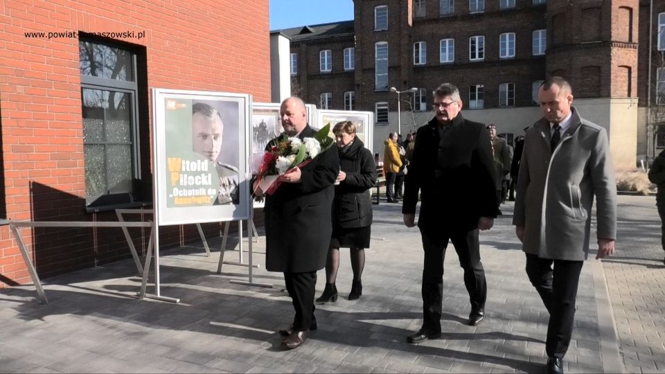 Na zdjęciu: uczestnicy uroczystości obchodów Narodowego Dnia Pamięci Żołnierzy Wyklętych, obchodzonych 1 marca 2022 roku w Tomaszowie Mazowieckim Na zdjęciu: uczestnicy uroczystości obchodów Narodowego Dnia Pamięci Żołnierzy Wyklętych, obchodzonych 1 marca 2022 roku w Tomaszowie Mazowieckim