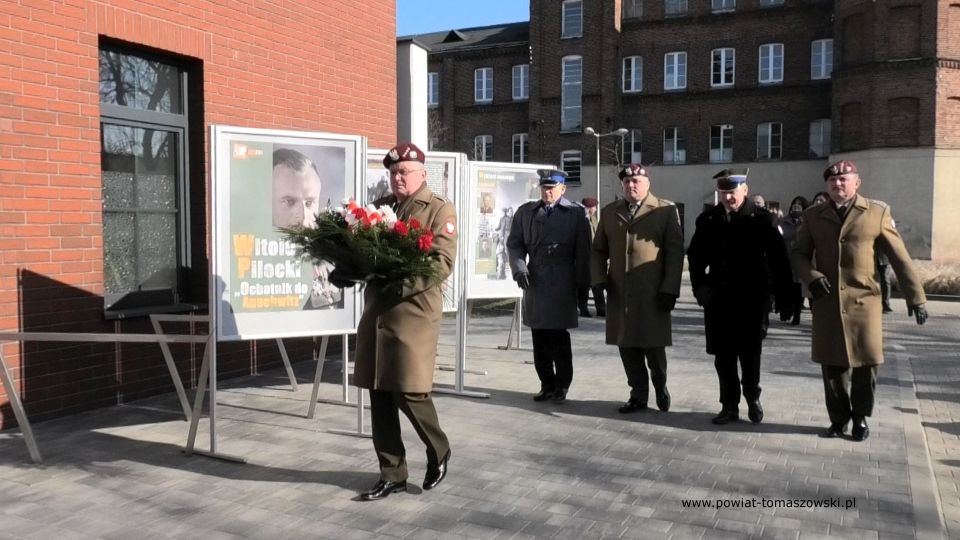Na zdjęciu: uczestnicy uroczystości obchodów Narodowego Dnia Pamięci Żołnierzy Wyklętych, obchodzonych 1 marca 2022 roku w Tomaszowie Mazowieckim Na zdjęciu: uczestnicy uroczystości obchodów Narodowego Dnia Pamięci Żołnierzy Wyklętych, obchodzonych 1 marca 2022 roku w Tomaszowie Mazowieckim