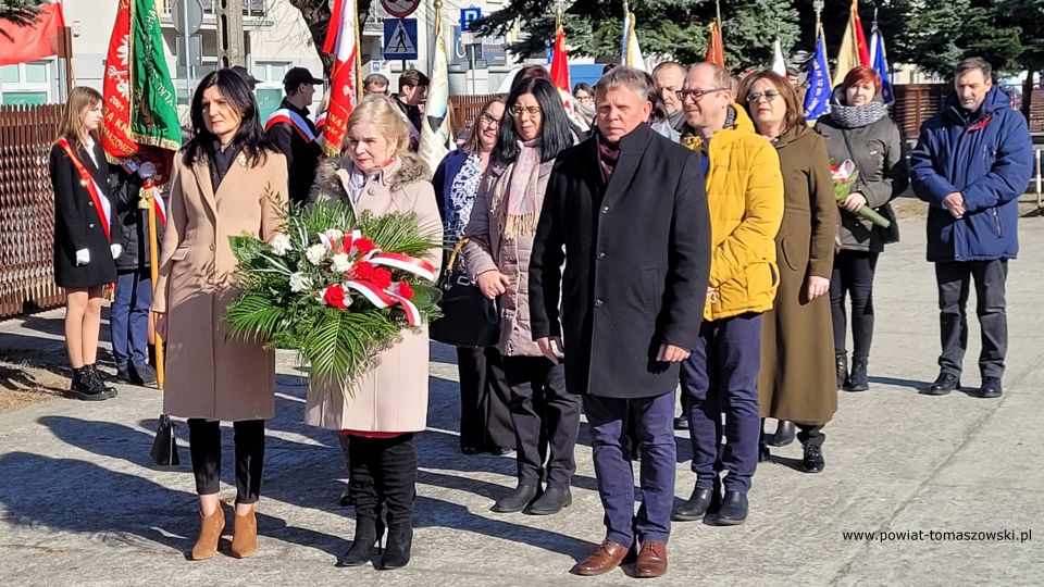 Na zdjęciu: uczestnicy uroczystości obchodów Narodowego Dnia Pamięci Żołnierzy Wyklętych, obchodzonych 1 marca 2022 roku w Tomaszowie Mazowieckim Na zdjęciu: uczestnicy uroczystości obchodów Narodowego Dnia Pamięci Żołnierzy Wyklętych, obchodzonych 1 marca 2022 roku w Tomaszowie Mazowieckim