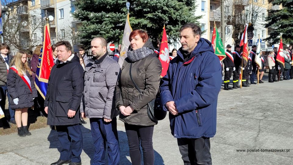 Na zdjęciu: uczestnicy uroczystości obchodów Narodowego Dnia Pamięci Żołnierzy Wyklętych, obchodzonych 1 marca 2022 roku w Tomaszowie Mazowieckim Na zdjęciu: uczestnicy uroczystości obchodów Narodowego Dnia Pamięci Żołnierzy Wyklętych, obchodzonych 1 marca 2022 roku w Tomaszowie Mazowieckim