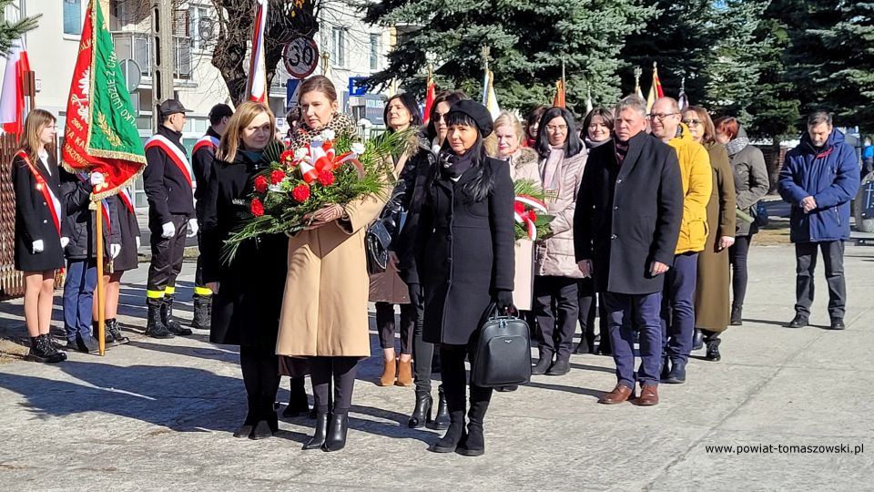 Na zdjęciu: uczestnicy uroczystości obchodów Narodowego Dnia Pamięci Żołnierzy Wyklętych, obchodzonych 1 marca 2022 roku w Tomaszowie Mazowieckim Na zdjęciu: uczestnicy uroczystości obchodów Narodowego Dnia Pamięci Żołnierzy Wyklętych, obchodzonych 1 marca 2022 roku w Tomaszowie Mazowieckim
