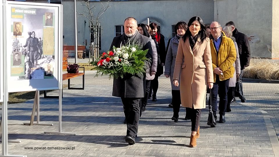 Na zdjęciu: uczestnicy uroczystości obchodów Narodowego Dnia Pamięci Żołnierzy Wyklętych, obchodzonych 1 marca 2022 roku w Tomaszowie Mazowieckim Na zdjęciu: uczestnicy uroczystości obchodów Narodowego Dnia Pamięci Żołnierzy Wyklętych, obchodzonych 1 marca 2022 roku w Tomaszowie Mazowieckim
