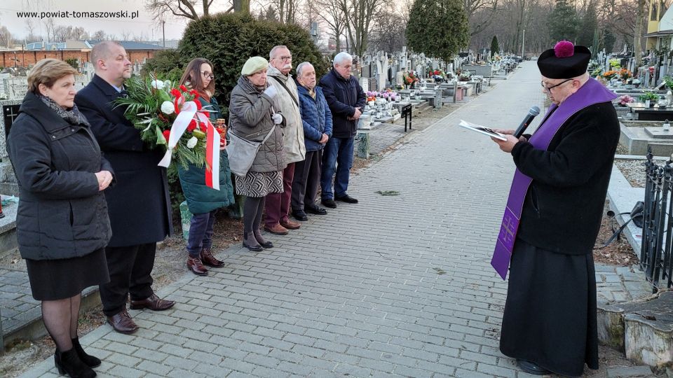 Na zdjęciu: uczestnicy uroczystości obchodów Narodowego Dnia Pamięci Żołnierzy Wyklętych, obchodzonych 1 marca 2022 roku w Tomaszowie Mazowieckim Na zdjęciu: uczestnicy uroczystości obchodów Narodowego Dnia Pamięci Żołnierzy Wyklętych, obchodzonych 1 marca 2022 roku w Tomaszowie Mazowieckim