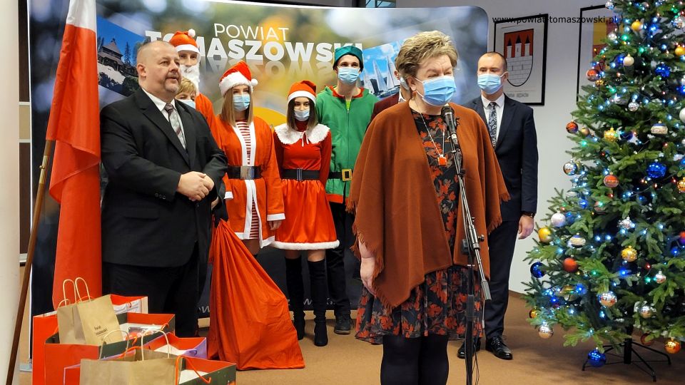 Na zdjęciu: uczestnicy uroczystości, podczas której Zarząd Powiatu Tomaszowskiego przekazał upominki dla dzieci z placówek pieczy zastępczej i pacjentów Oddziału Pediatrycznego, które w tym dniu przebywały w tomaszowskim szpitalu. Spotkanie odbyło się w poniedziałek, 6 grudnia 2021 roku, w sali konferencyjnej  w Starostwie Powiatowym w Tomaszowie Mazowieckim
