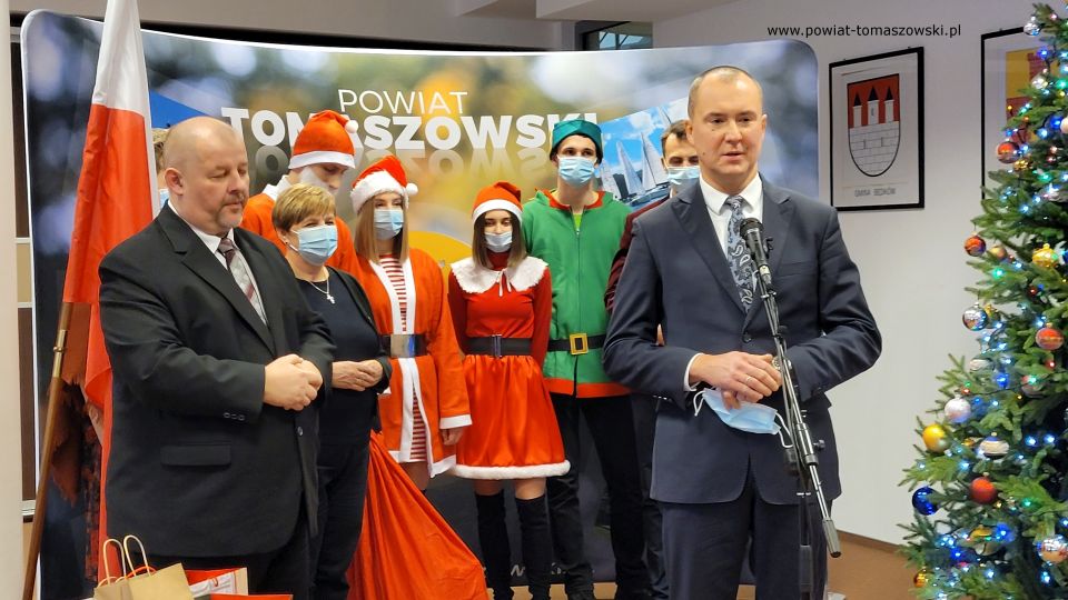 Na zdjęciu: uczestnicy uroczystości, podczas której Zarząd Powiatu Tomaszowskiego przekazał upominki dla dzieci z placówek pieczy zastępczej i pacjentów Oddziału Pediatrycznego, które w tym dniu przebywały w tomaszowskim szpitalu. Spotkanie odbyło się w poniedziałek, 6 grudnia 2021 roku, w sali konferencyjnej  w Starostwie Powiatowym w Tomaszowie Mazowieckim