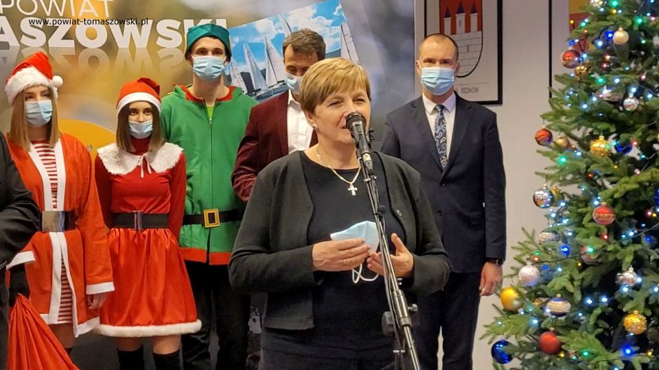 Na zdjęciu: uczestnicy uroczystości, podczas której Zarząd Powiatu Tomaszowskiego przekazał upominki dla dzieci z placówek pieczy zastępczej i pacjentów Oddziału Pediatrycznego, które w tym dniu przebywały w tomaszowskim szpitalu. Spotkanie odbyło się w poniedziałek, 6 grudnia 2021 roku, w sali konferencyjnej  w Starostwie Powiatowym w Tomaszowie Mazowieckim