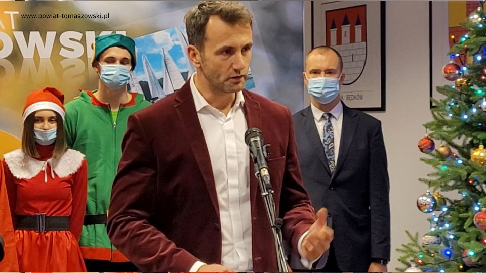 Na zdjęciu: uczestnicy uroczystości, podczas której Zarząd Powiatu Tomaszowskiego przekazał upominki dla dzieci z placówek pieczy zastępczej i pacjentów Oddziału Pediatrycznego, które w tym dniu przebywały w tomaszowskim szpitalu. Spotkanie odbyło się w poniedziałek, 6 grudnia 2021 roku, w sali konferencyjnej  w Starostwie Powiatowym w Tomaszowie Mazowieckim