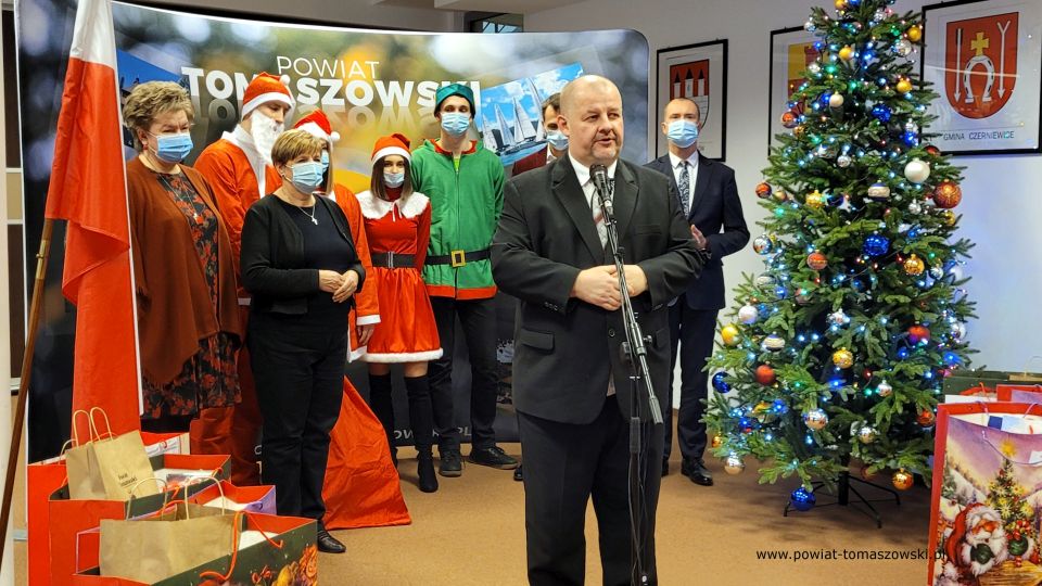 Na zdjęciu: uczestnicy uroczystości, podczas której Zarząd Powiatu Tomaszowskiego przekazał upominki dla dzieci z placówek pieczy zastępczej i pacjentów Oddziału Pediatrycznego, które w tym dniu przebywały w tomaszowskim szpitalu. Spotkanie odbyło się w poniedziałek, 6 grudnia 2021 roku, w sali konferencyjnej  w Starostwie Powiatowym w Tomaszowie Mazowieckim