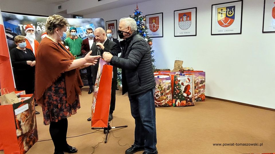 Na zdjęciu: uczestnicy uroczystości, podczas której Zarząd Powiatu Tomaszowskiego przekazał upominki dla dzieci z placówek pieczy zastępczej i pacjentów Oddziału Pediatrycznego, które w tym dniu przebywały w tomaszowskim szpitalu. Spotkanie odbyło się w poniedziałek, 6 grudnia 2021 roku, w sali konferencyjnej  w Starostwie Powiatowym w Tomaszowie Mazowieckim