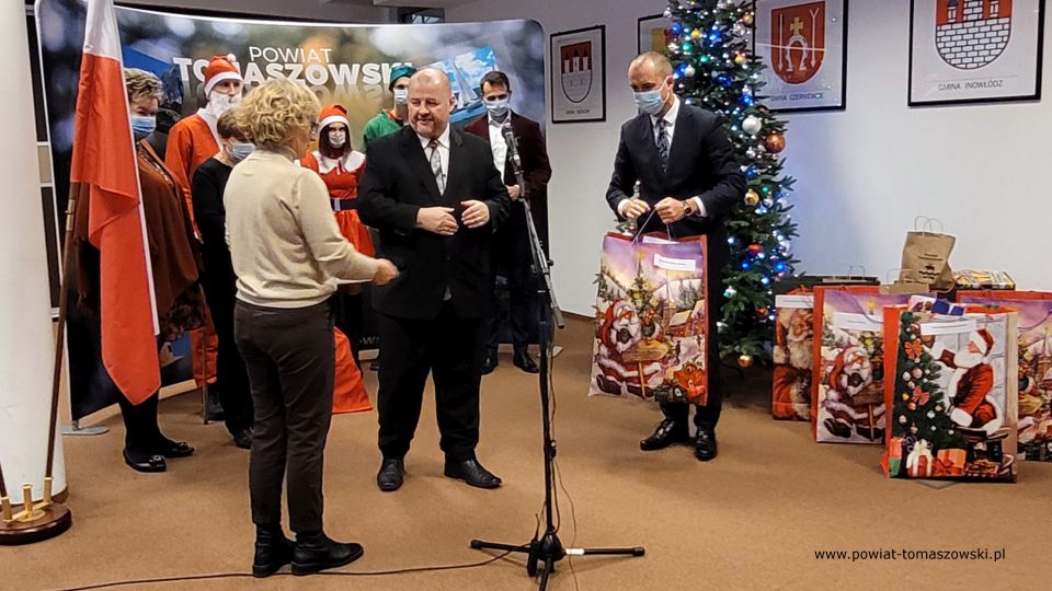 Na zdjęciu: uczestnicy uroczystości, podczas której Zarząd Powiatu Tomaszowskiego przekazał upominki dla dzieci z placówek pieczy zastępczej i pacjentów Oddziału Pediatrycznego, które w tym dniu przebywały w tomaszowskim szpitalu. Spotkanie odbyło się w poniedziałek, 6 grudnia 2021 roku, w sali konferencyjnej  w Starostwie Powiatowym w Tomaszowie Mazowieckim