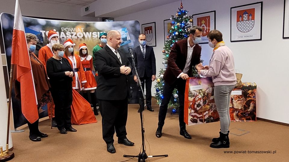 Na zdjęciu: uczestnicy uroczystości, podczas której Zarząd Powiatu Tomaszowskiego przekazał upominki dla dzieci z placówek pieczy zastępczej i pacjentów Oddziału Pediatrycznego, które w tym dniu przebywały w tomaszowskim szpitalu. Spotkanie odbyło się w poniedziałek, 6 grudnia 2021 roku, w sali konferencyjnej  w Starostwie Powiatowym w Tomaszowie Mazowieckim
