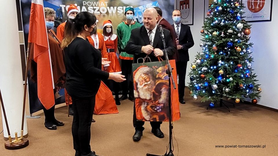 Na zdjęciu: uczestnicy uroczystości, podczas której Zarząd Powiatu Tomaszowskiego przekazał upominki dla dzieci z placówek pieczy zastępczej i pacjentów Oddziału Pediatrycznego, które w tym dniu przebywały w tomaszowskim szpitalu. Spotkanie odbyło się w poniedziałek, 6 grudnia 2021 roku, w sali konferencyjnej  w Starostwie Powiatowym w Tomaszowie Mazowieckim