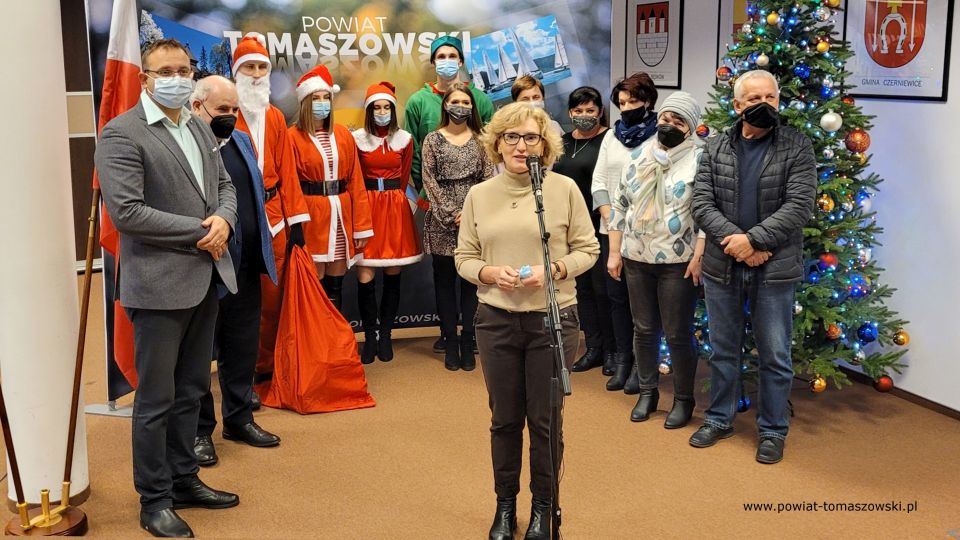 Na zdjęciu: uczestnicy uroczystości, podczas której Zarząd Powiatu Tomaszowskiego przekazał upominki dla dzieci z placówek pieczy zastępczej i pacjentów Oddziału Pediatrycznego, które w tym dniu przebywały w tomaszowskim szpitalu. Spotkanie odbyło się w poniedziałek, 6 grudnia 2021 roku, w sali konferencyjnej  w Starostwie Powiatowym w Tomaszowie Mazowieckim