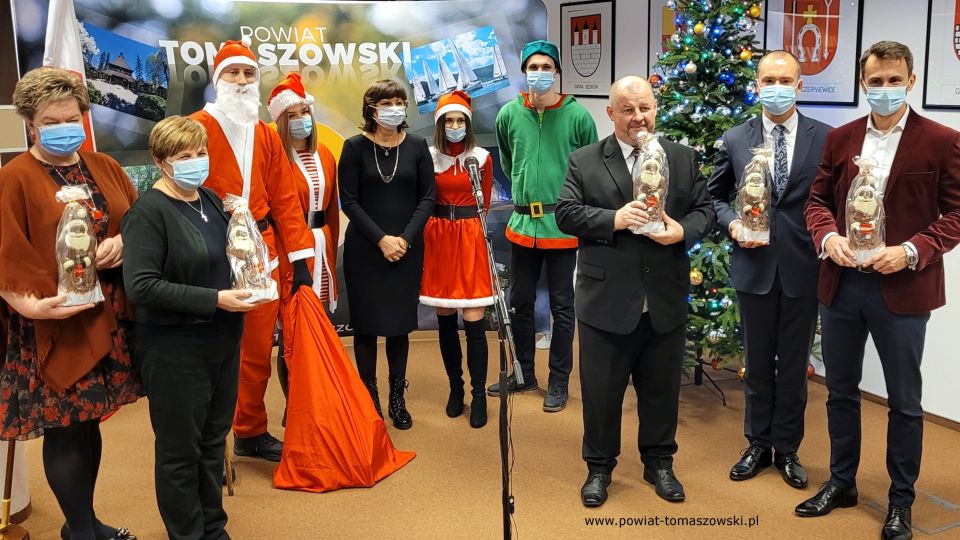 Na zdjęciu: uczestnicy uroczystości, podczas której Zarząd Powiatu Tomaszowskiego przekazał upominki dla dzieci z placówek pieczy zastępczej i pacjentów Oddziału Pediatrycznego, które w tym dniu przebywały w tomaszowskim szpitalu. Spotkanie odbyło się w poniedziałek, 6 grudnia 2021 roku, w sali konferencyjnej  w Starostwie Powiatowym w Tomaszowie Mazowieckim