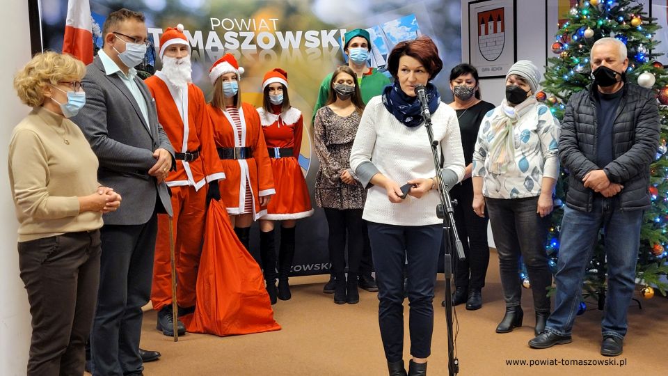 Na zdjęciu: uczestnicy uroczystości, podczas której Zarząd Powiatu Tomaszowskiego przekazał upominki dla dzieci z placówek pieczy zastępczej i pacjentów Oddziału Pediatrycznego, które w tym dniu przebywały w tomaszowskim szpitalu. Spotkanie odbyło się w poniedziałek, 6 grudnia 2021 roku, w sali konferencyjnej  w Starostwie Powiatowym w Tomaszowie Mazowieckim