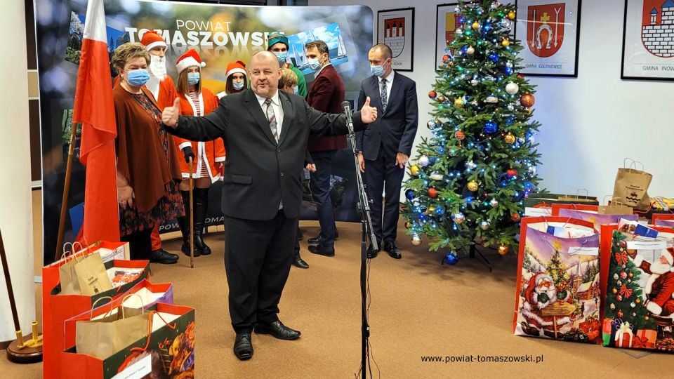 Na zdjęciu: uczestnicy uroczystości, podczas której Zarząd Powiatu Tomaszowskiego przekazał upominki dla dzieci z placówek pieczy zastępczej i pacjentów Oddziału Pediatrycznego, które w tym dniu przebywały w tomaszowskim szpitalu. Spotkanie odbyło się w poniedziałek, 6 grudnia 2021 roku, w sali konferencyjnej  w Starostwie Powiatowym w Tomaszowie Mazowieckim