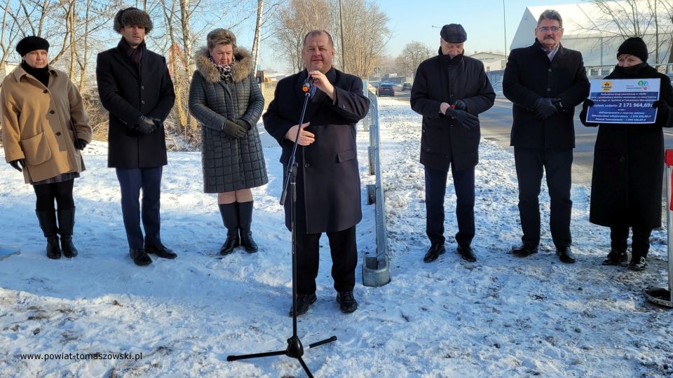Na zdjęciu: uczestnicy uroczystego oddania do użytku wyremontowanego mostu na ulicy Spalskiej w Tomaszowie Mazowieckim, które odbyło się w poniedziałek, 27 grudnia 2021 roku