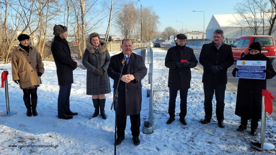 Na zdjęciu: uczestnicy uroczystego oddania do użytku wyremontowanego mostu na ulicy Spalskiej w Tomaszowie Mazowieckim, które odbyło się w poniedziałek, 27 grudnia 2021 roku