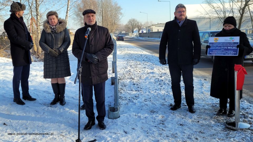 Na zdjęciu: uczestnicy uroczystego oddania do użytku wyremontowanego mostu na ulicy Spalskiej w Tomaszowie Mazowieckim, które odbyło się w poniedziałek, 27 grudnia 2021 roku