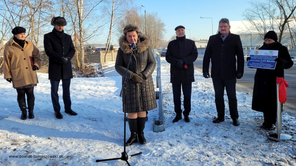 Na zdjęciu: uczestnicy uroczystego oddania do użytku wyremontowanego mostu na ulicy Spalskiej w Tomaszowie Mazowieckim, które odbyło się w poniedziałek, 27 grudnia 2021 roku
